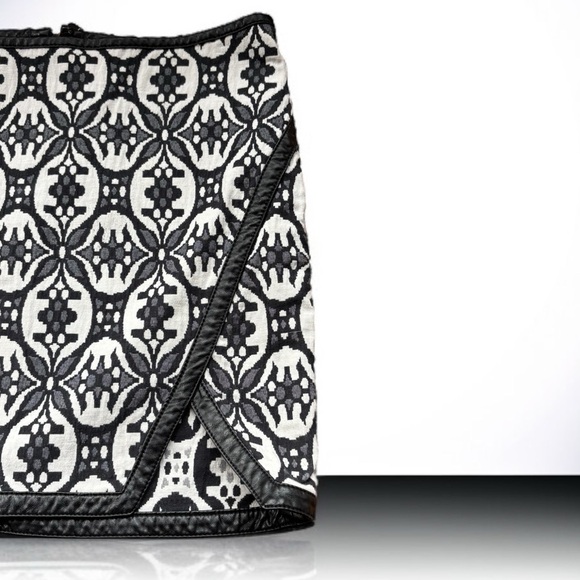 Express Black Mini Skirt Size 2 Back Zip Clubwear Night Out Trendy Cotton Blend - Picture 3 of 5